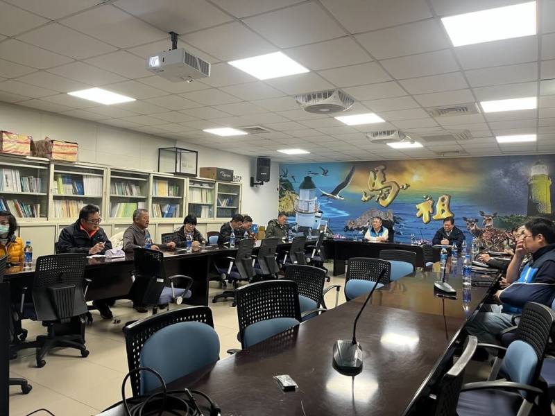 為提升馬祖航海專業人才培育及海上航行安全，連江縣政府產業發展處17日召開「遊艇及動力小船駕駛訓練在地化辦理可行性」會議，盼解決民眾為考取駕照，需往返台灣本島舟車勞頓不便。（連江縣政府產業發展處提供）