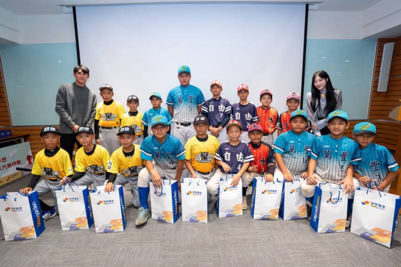 球芽基金推廣偏鄉基層棒球隊閱讀與教育，設置專屬棒球隊申請的獎學金，今年球芽基金中部地區年度頒獎典禮首度移師台中國際機場舉辦，中華職棒球星陳文杰（後排左1）受邀擔任頒獎嘉賓。（球芽基金提供）