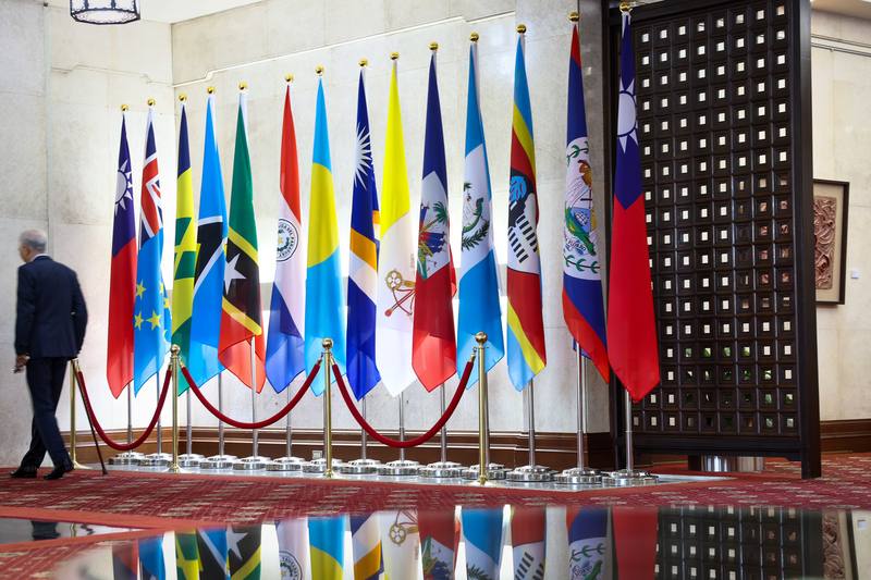 中國外交部發言人郭嘉昆稱台灣濫施「金元外交」，外交部17日嚴正駁斥其「無恥謬論」，並指出，榮邦計畫以價值為本、以人民福祉為核心，推動國際共榮發展的合作理念。圖為外交部正門口友邦國旗。