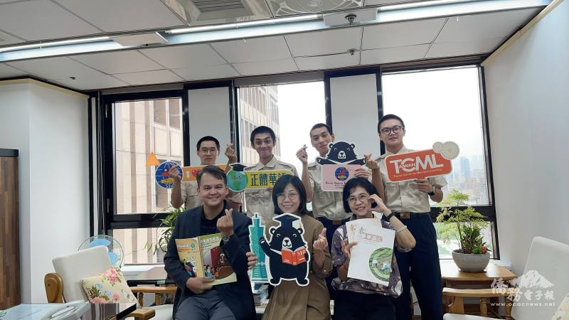 僑務委員會榮獲114年下半年替代役績優服勤單位，僑教處林季蓉處長(前排中)、李偉農科長(前排左一)與在會役男合影。