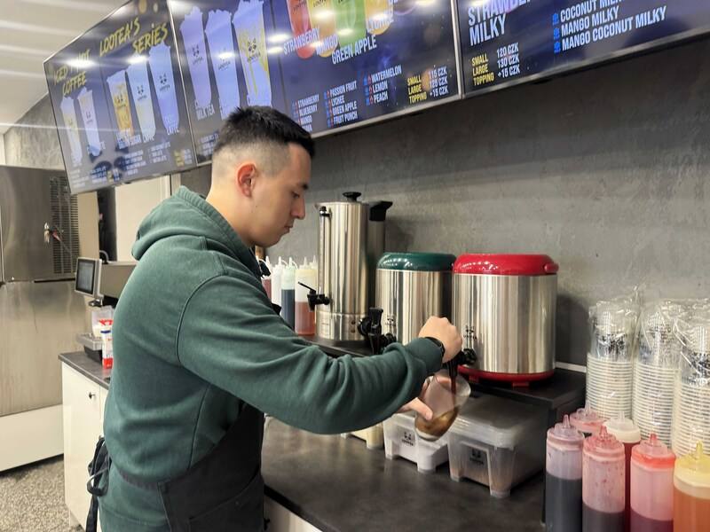 捷克手搖飲店Lootea創辦人Patrik（圖）告訴中央社記者：「我們支持台灣，店內的茶葉、珍珠、糖漿都來自台灣。我們也試過中國的原物料，但真的沒有台灣的好。」