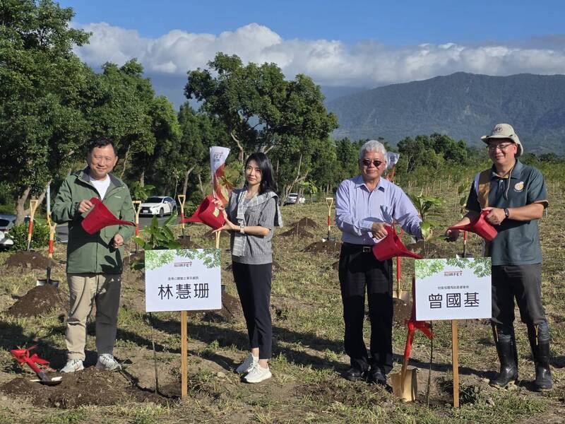 面對全球氣候變遷挑戰，遠傳電信宣布啟動20年植樹行動，參與全台首個大規模國家級造林碳匯專案。圖左至右為台東縣副縣長王志輝、遠傳永續長林慧珊、財政部國有財產署署長曾國基、元杉森林總經理胡惠雲。