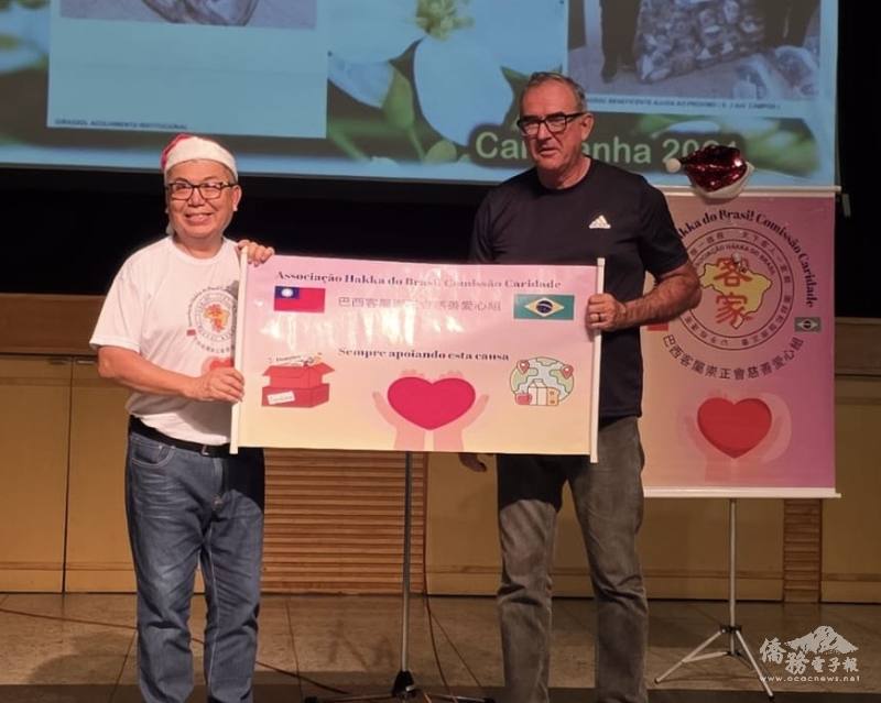 會長鍾建仁（左）致贈食物籃捐贈牌給慈善機構代表