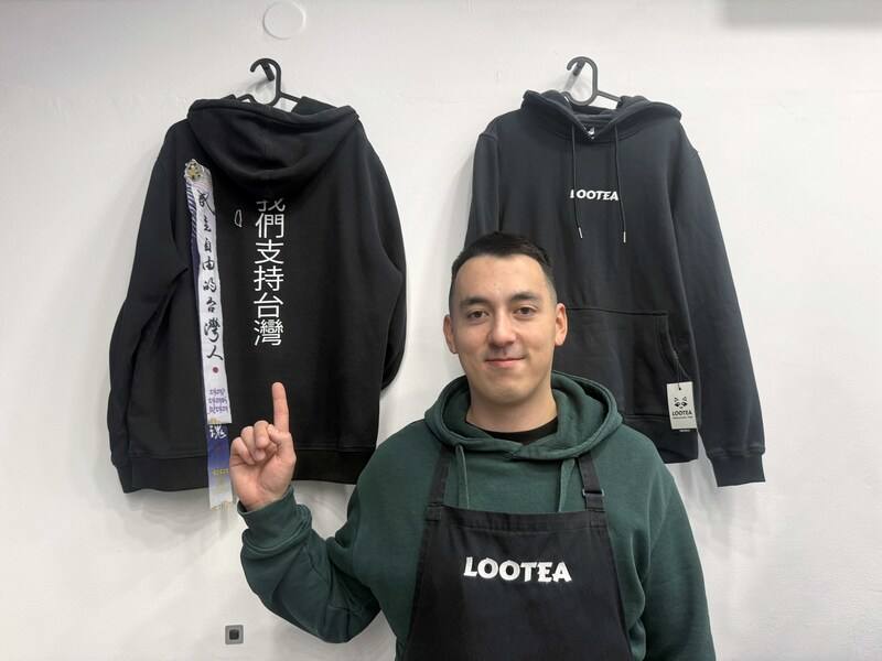 捷克手搖飲店Lootea牆上掛著兩件連帽衫，上面印著「我們支持台灣」的字樣，以及兩條印有「民主自由的台灣人」與「堅強獨立的台灣魂」的絲帶。Lootea創辦人Patrik分享，這兩條絲帶為台灣留學生贈與，是很溫暖的禮物。
