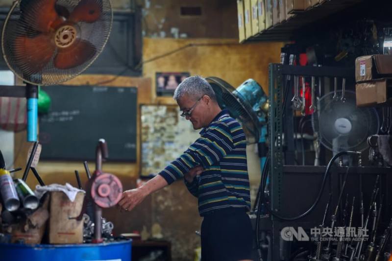 圖為台北市中山區一名製造業者在店內工作。（中央社檔案照片）