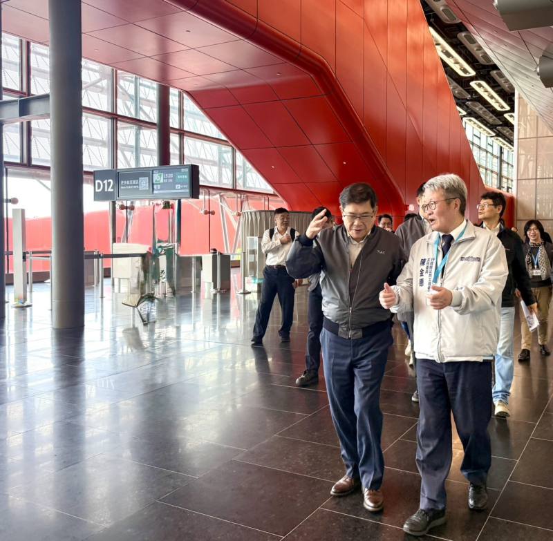 陳金德政委步行前往北登機廊廳進行正式啟用前的最後視察，實地檢視旅客動線、營運整備及安全管理情形，並請桃園國際機場公司務必做好各項準備，確保12月25日正式啟用後運作順暢，提供旅客穩定、安全的服務品質。