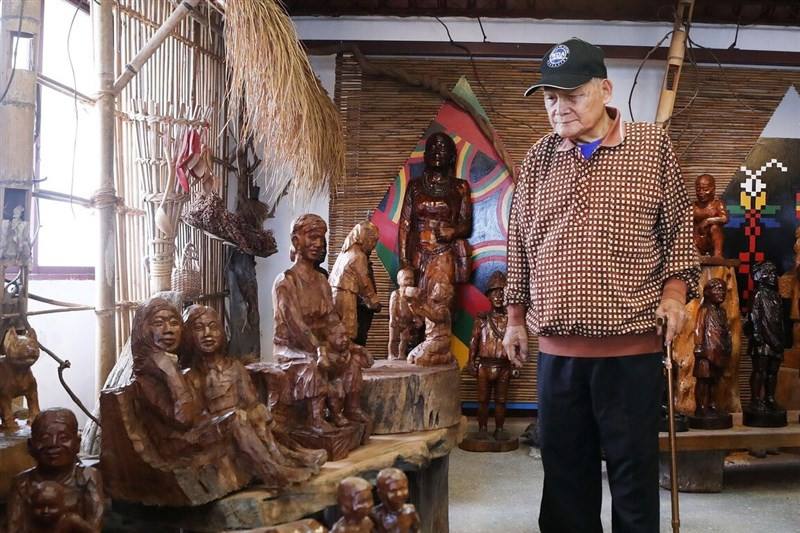 Puyuma tribal chief Haku examines pieces of Tu’Tu wood carpentry, a traditional craft designated Wednesday as an “Important Traditional Craft” by the Ministry of Culture. Photo courtesy of the Ministry of Culture