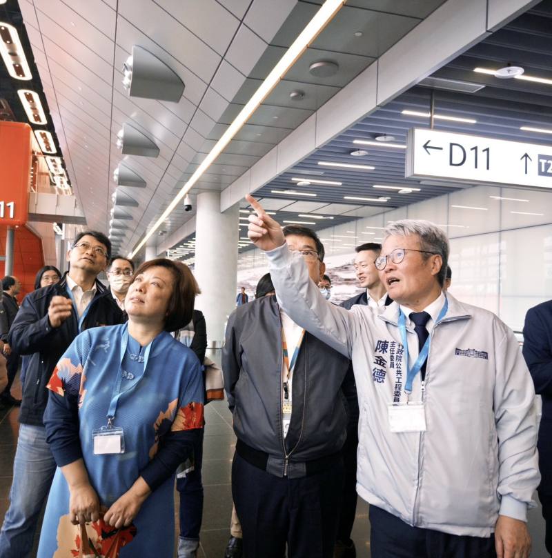 行政院政務委員陳金德18日前往桃園國際機場，主持「行政院推動桃園航空城核心計畫專案小組」第27次委員會