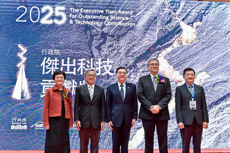 卓院長表彰3位得獎者米玉傑博士、林納生特聘研究員及周倩教授分別在尖端先進製程研發、臺灣農業病毒研究及學術倫理推廣上的卓越貢獻。