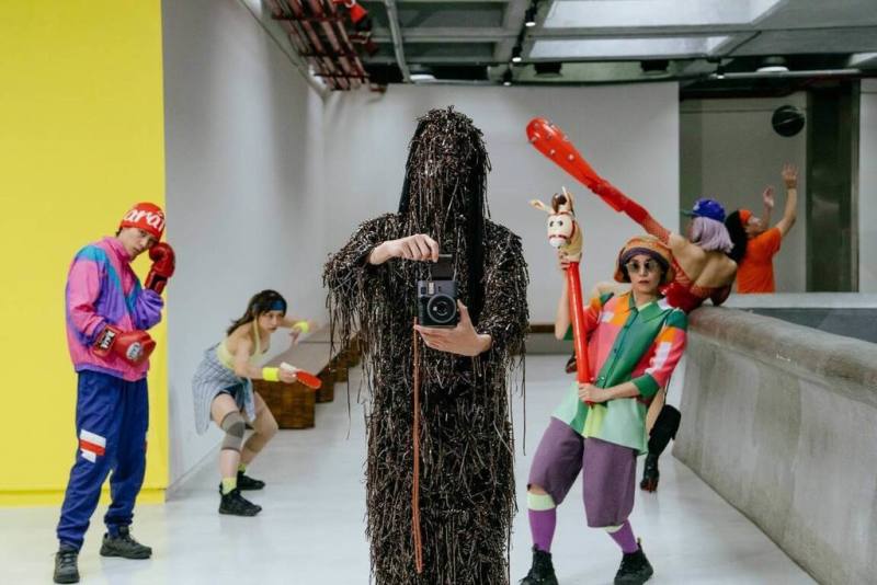 台北市立美術館20日將舉辦2025北美館日，並邀請團隊「小事製作」策劃「來串門子–大合照」活動，將邀請20名觀眾成為共創者，藉由手持拍立得相機自由遊走、拍攝自身所見的當下情景，讓浮貼於牆面的照片成為與空間相遇的證明。（北美館提供）