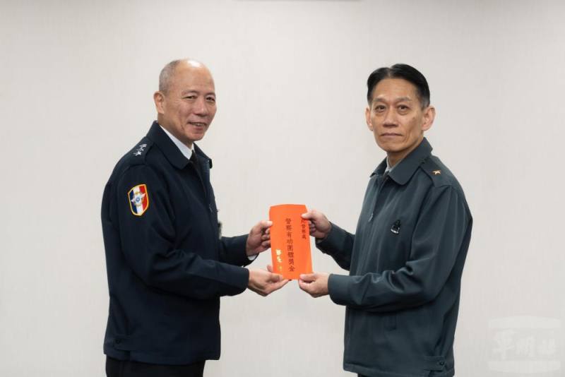 梅總長頒發督察有功團體獎金。（軍聞社記者文仁攝）