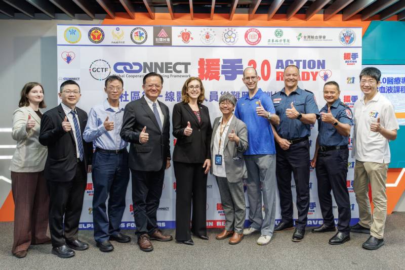 GCTF Connect社區第一線醫療人員災難照護訓練計畫－血液課程」17至18日於新北市舉行，美國在台協會代理處長梁凱雯（左5）參與開幕並發表致詞。（美國在台協會提供）