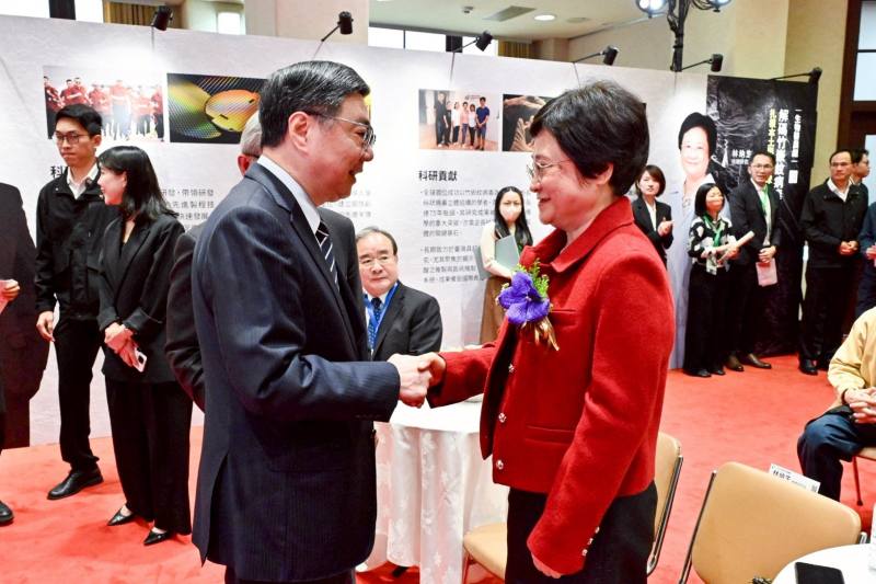 行政院長卓榮泰18日出席「2025年行政院傑出科技貢獻獎」頒獎典禮
