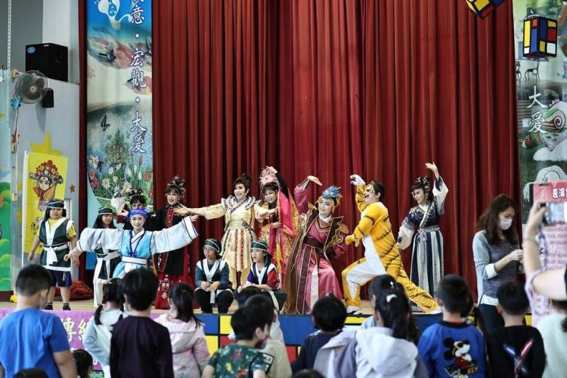 高雄市明義國小推廣台灣本土傳統戲曲，近日邀請高雄市傳統戲曲推廣教育協會執行校園展演計畫「街頭小霸王」，讓學生近距離體驗歌仔戲的魅力。（高雄市明義國小提供）