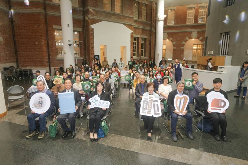 臺文館「愛‧愛爾蘭─島至島的文學之愛」特展開幕典禮貴賓大合照。（國立臺灣文學館提供）