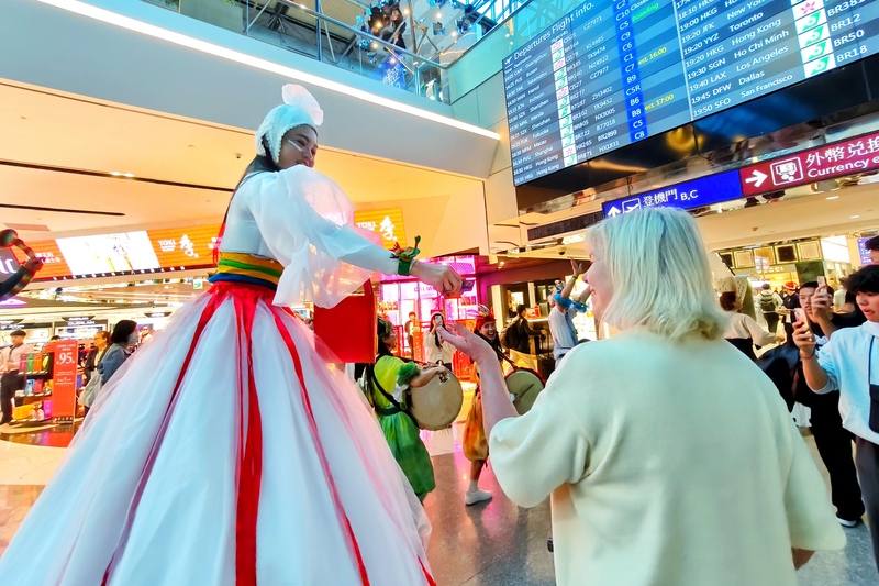 迎接耶誕節，桃園國際機場免稅店業者在桃機打造7公尺高台味互動耶誕樹，18日更邀表演團隊在航廈遊行演出，讓旅客感受台灣機場節日溫馨
