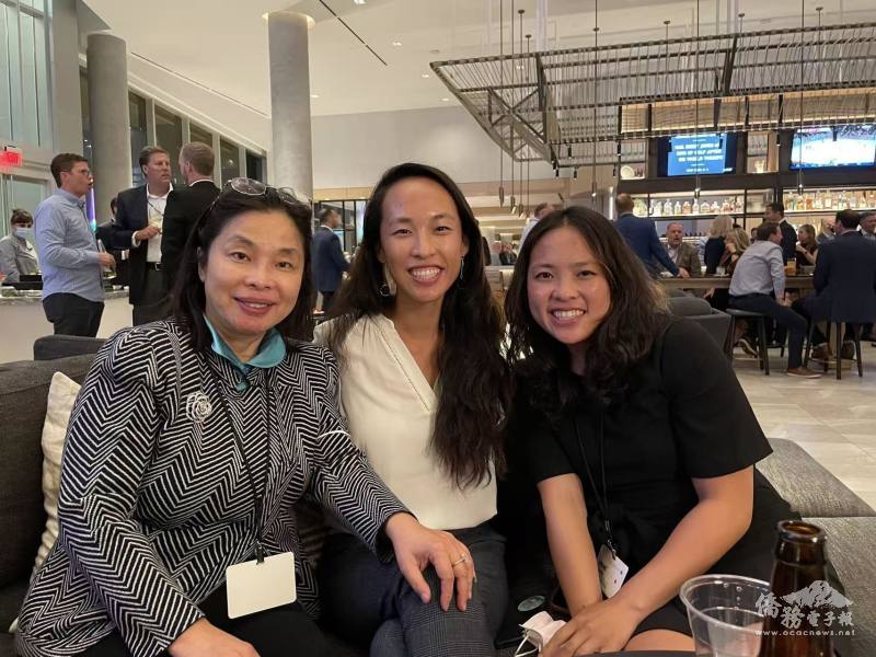 高子晴（中）與母親羅麗惠（左），共同經營曼哈頓酒店集團