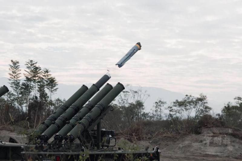 Altius-600M攻擊型無人機發射升空。（軍聞社記者李恬恬攝）