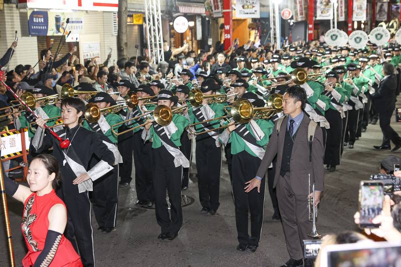 「翡翠騎士」日本東京農業大學第二高等學校吹奏樂部18日晚間快閃台北西門徒步區，帶來精彩的大型行進管樂演出，吸引大批民眾駐足觀賞
