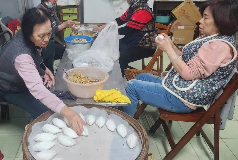 冬至將近，澎湖當地傳統習俗會包菜繭（圖）、搓湯圓與捏雞母狗等，今年也在島內各社區巷弄間處處飄香。