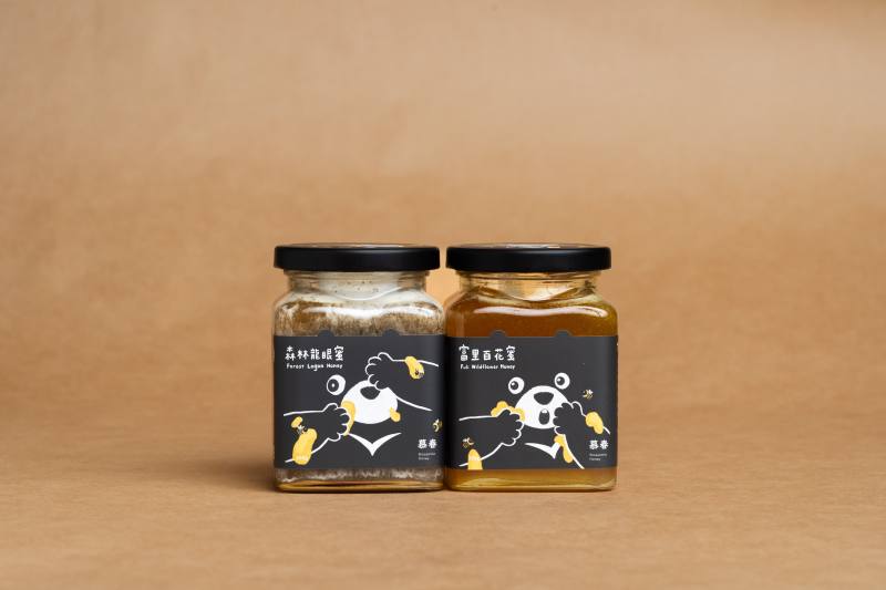 黑熊故事禮盒精選兩款具有生態意涵的蜂蜜：富里百花蜜、森林龍眼蜜