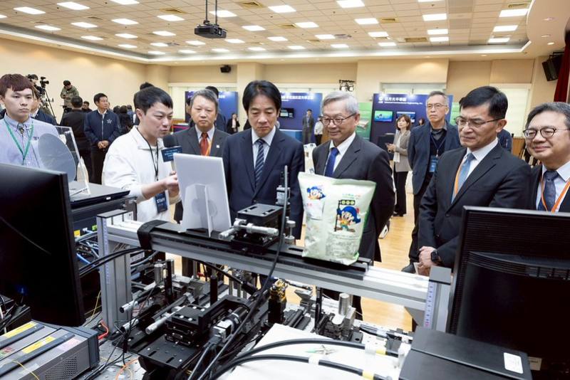 總統參觀展示區，進一步了解臺灣矽光子產業生態鏈的發展