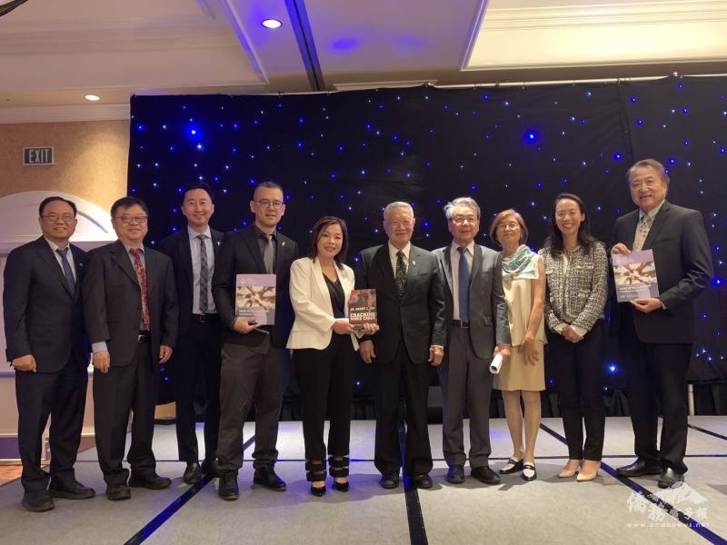 高子晴（右二）在美積極參與商會活動