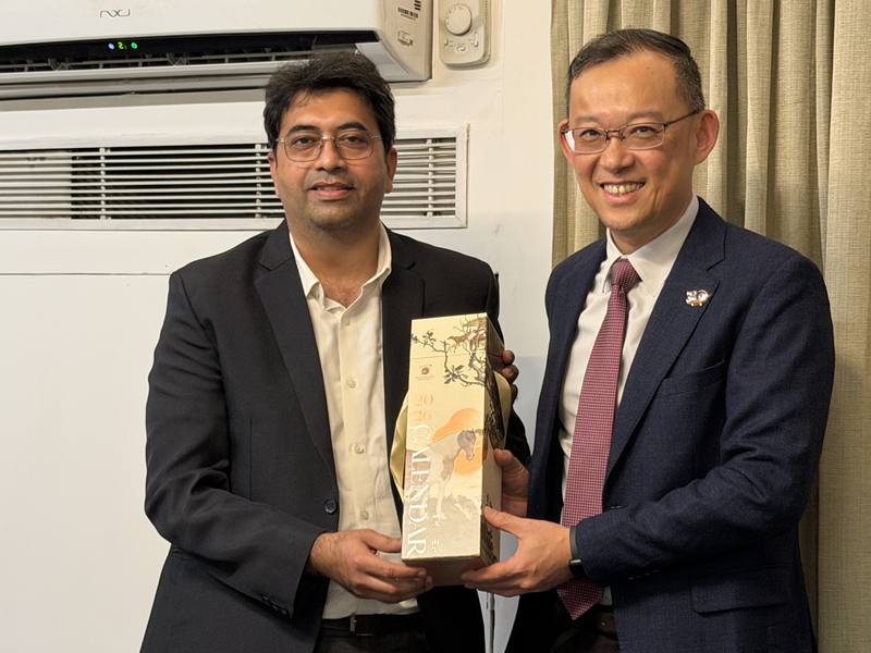 印度智庫「戰略安全議題研究中心」（NatStrat）資深研究員夏瑪（Raj Kumar Sharma）（左）表示，印度與台灣互設代表處30年了，印度民眾對台灣的認識也顯著提升，新世代的年輕人都知道台灣是科技強國，台灣也越來越受印度民眾重視。