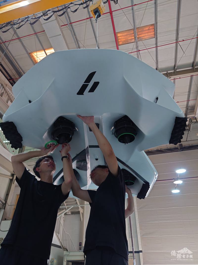 團隊成員檢查飛行車