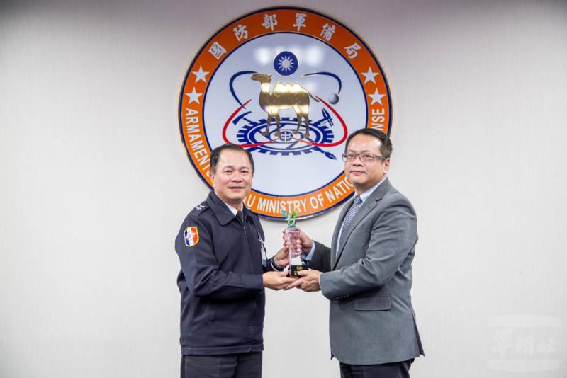 臺南藝術大學蔡宗憲副教授「以深度學習提升機場能見度預報準確性之研究」計畫，獲評優質研究計畫，由常務次長黃中將頒發獎座表揚。（軍聞社記者王進福攝）