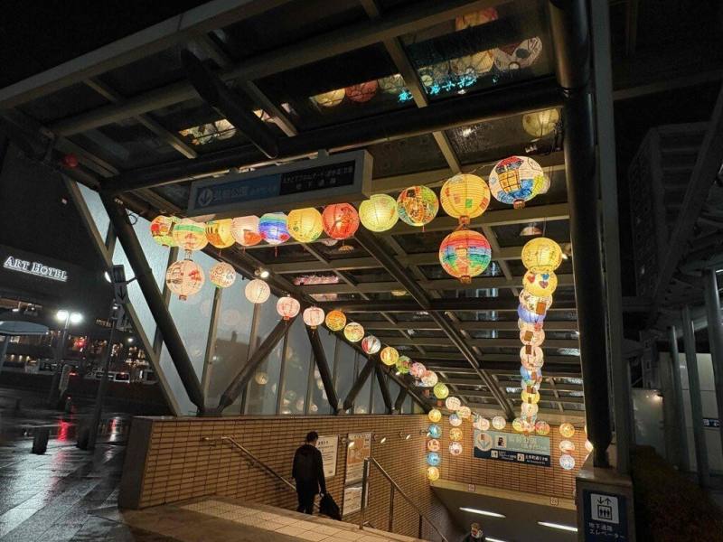 日本青森縣弘前市車站12月1日起展示150個台南小朋友手繪「友好之燈」，展期至2026年3月8日。（台南市政府提供）