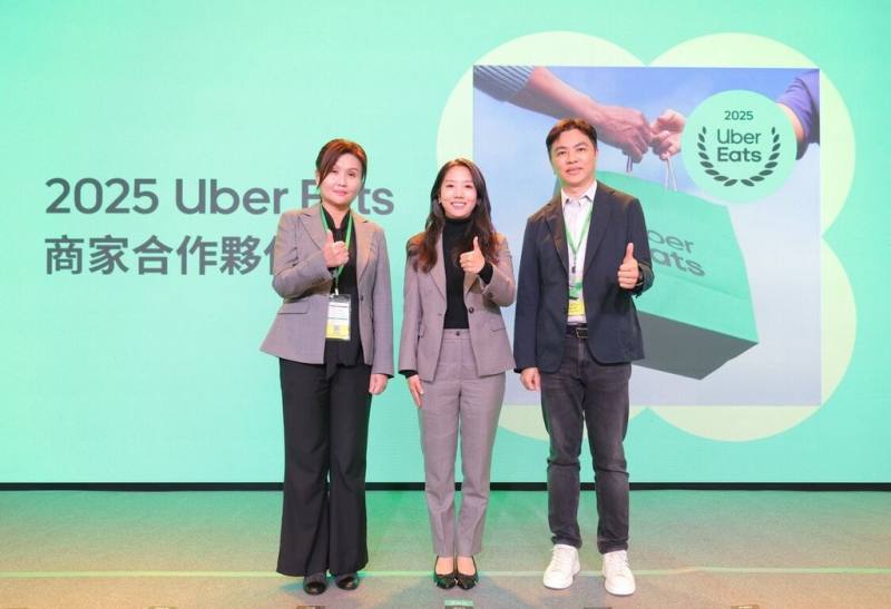 Uber Eats商家合作夥伴獎18日登場，左至右為台北市產發局副局長吳欣珮、Uber Eats台灣總經理李佳穎、台北市網路平台外送員職業工會鄭力嘉。（Uber Eats提供）