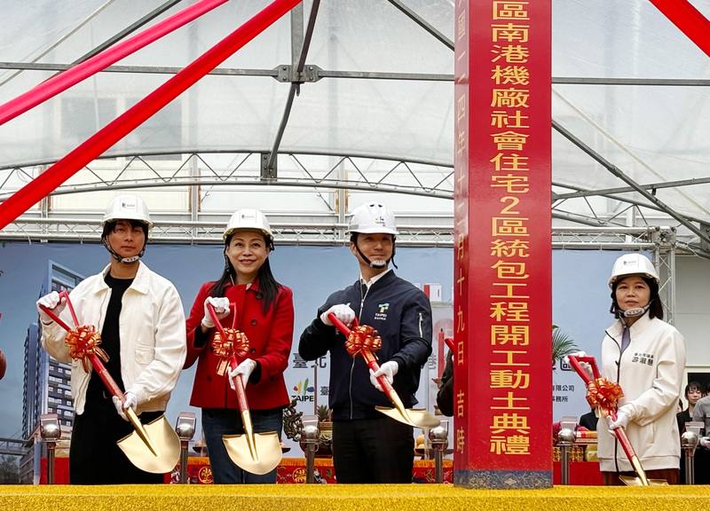 台北市都市發展局19日舉辦南港機廠社會住宅2區新建工程開工典禮，台北市長蔣萬安（左3）等人執鏟動土。