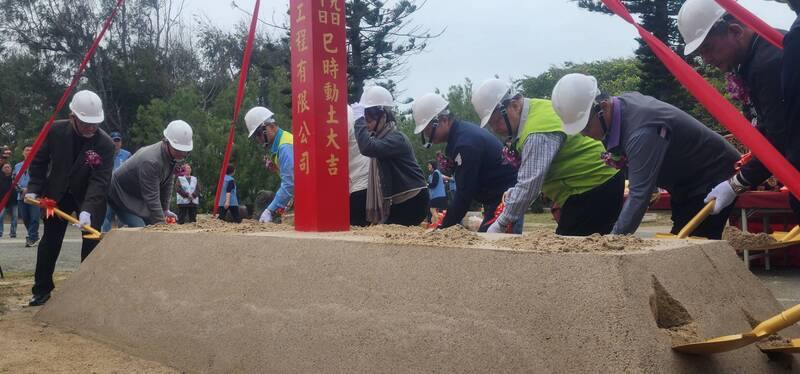 座落在鼎灣文創園區的湖西鄉立圖書館興建工程，19日由澎湖縣長陳光復等人，依循傳統科儀動土，預計116年中完工。
