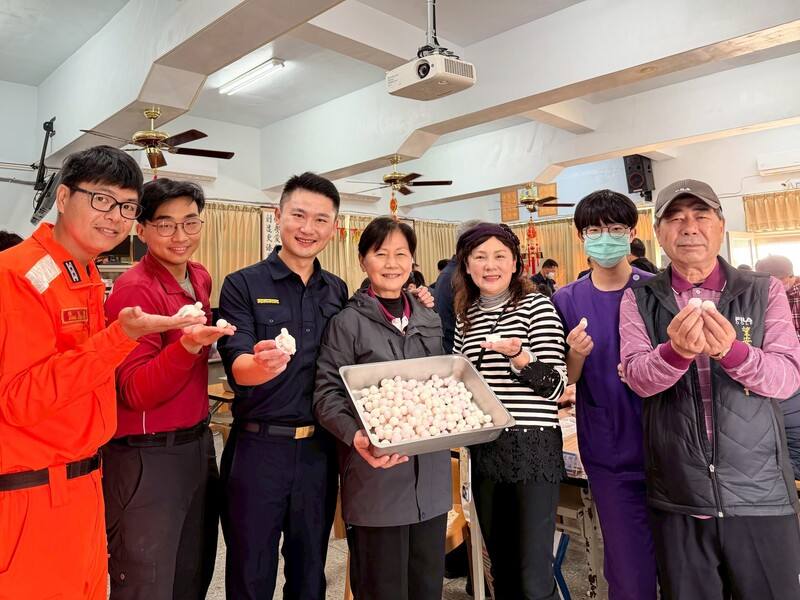 冬至將至，澎湖耆老指出，每逢冬至，傳統的糯米磨粹捏製湯圓、菜繭（圖）與雞母狗仔，不僅是冬至的祭祖供品，也可保存食用，祈求來年六畜興旺、人人平安，至今已有百年傳承。