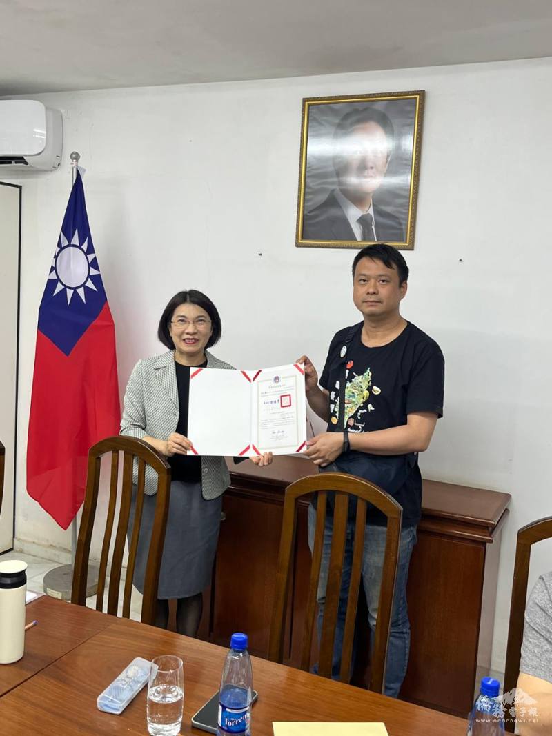 陳慧芬(左)轉頒僑委會感謝狀予僑務電子報新聞志工吳虹毅僑務促進委員(右)