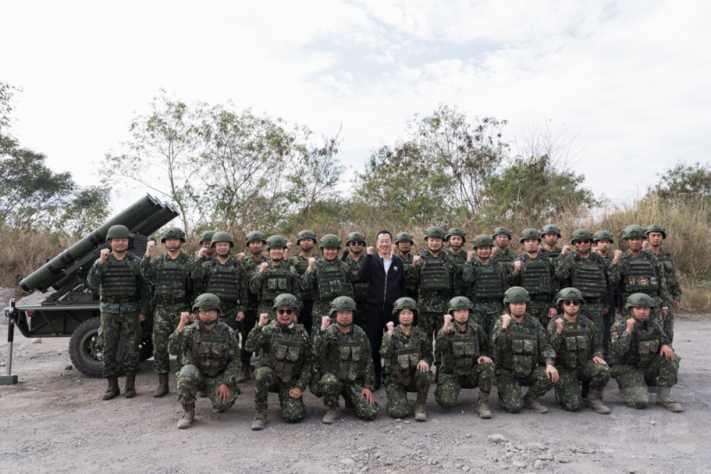 顧部長視導「Altius-600M攻擊型無人機接裝實彈射擊操演」，與官兵合影。（軍聞社記者李恬恬攝）