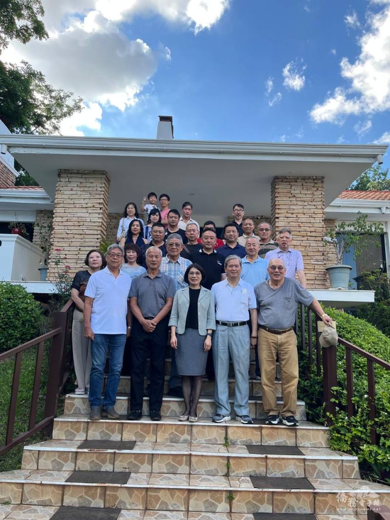 東方市總領事陳慧芬與僑領座談後合影
