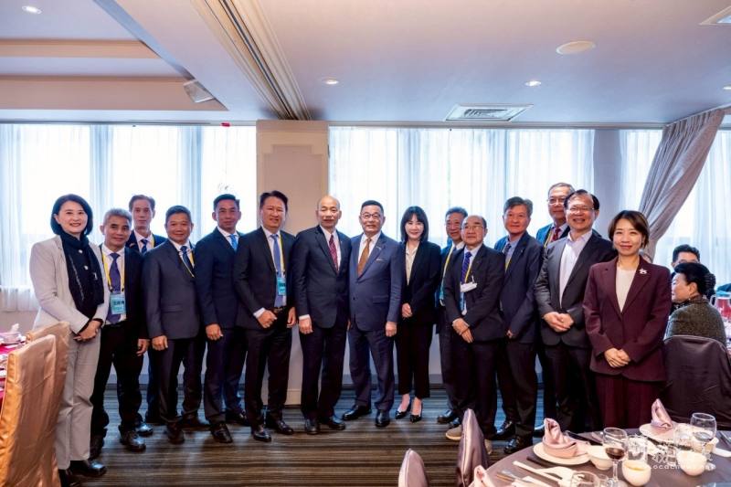 Legislative Yuan President Han Kuo-yu hosted a banquet for the delegation and took commemorative photos with the guests.