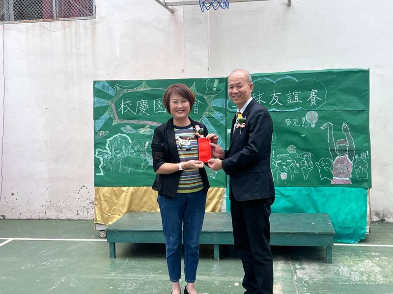僑務委員葛道爭致贈禮金給予校方