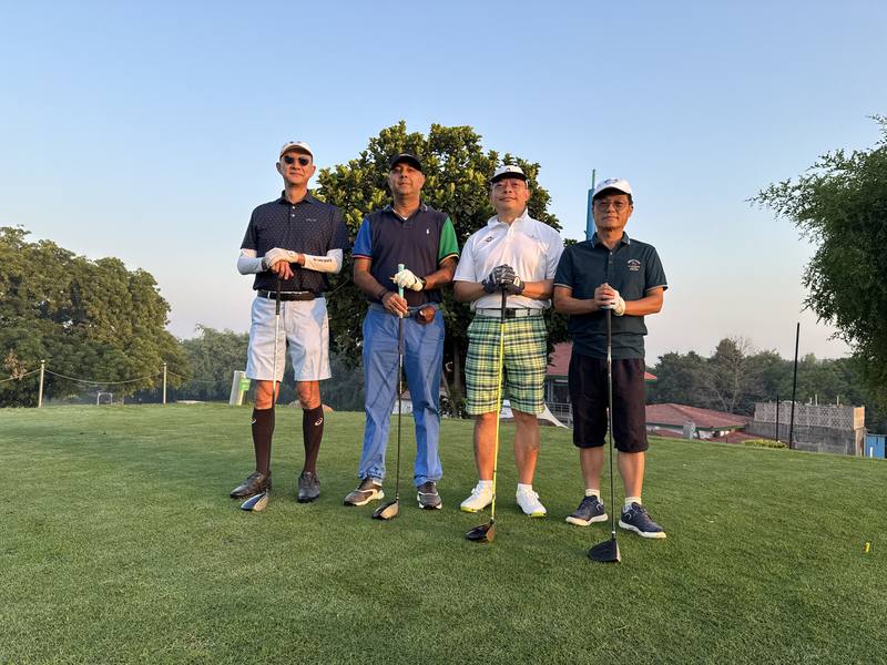 駐印度副代表謝柏輝（右2）12日在公務期間猝逝，在相關手續、儀式完成後，其家屬在18日深夜將其骨灰帶回台灣。生前熱愛高爾夫的謝柏輝，在印度揮出他人生的最後一桿後，將回到他熱愛的家鄉台灣長眠。圖為謝柏輝2024年在印度德里台灣商會首度舉辦的國慶盃高爾夫賽事中，與同組球友留下的合影，攝於2024年10月12日