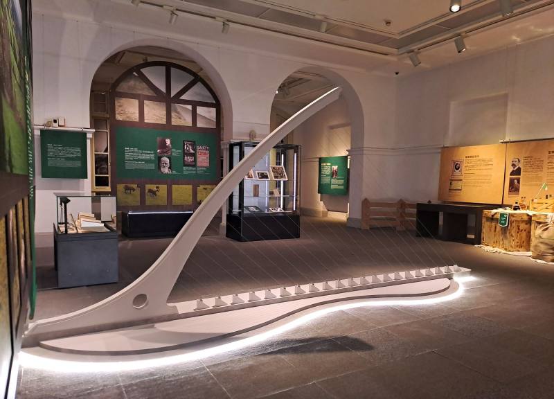 「愛‧愛爾蘭─島至島的文學之愛」特展入口意象以都柏林之貝克橋破題，以豎琴意象作為設計。（國立臺灣文學館提供）