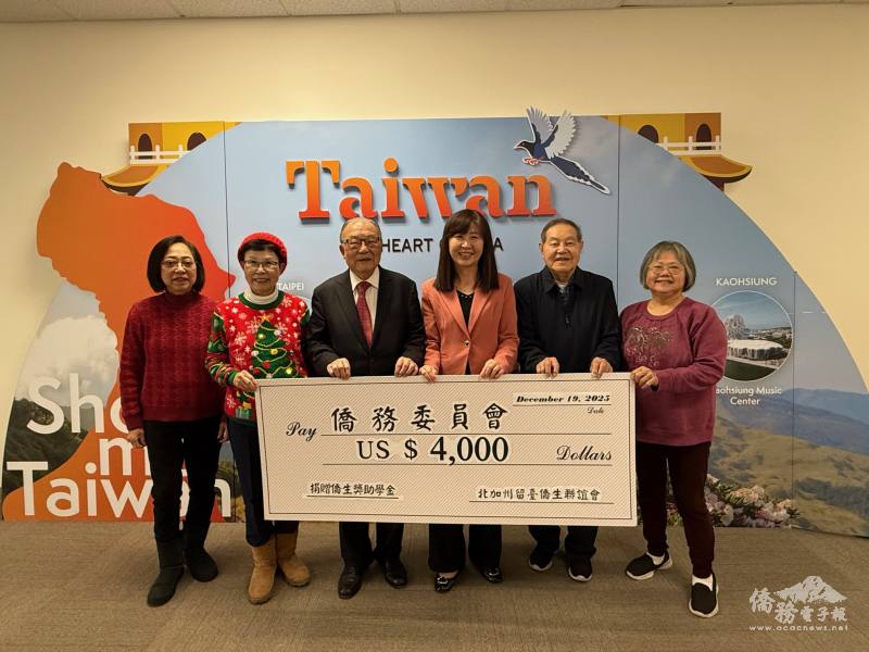 主任莊雅淑（右3）、會長譚益才（左3）、副會長毛小苓（左2）、鄒尚文（右2）