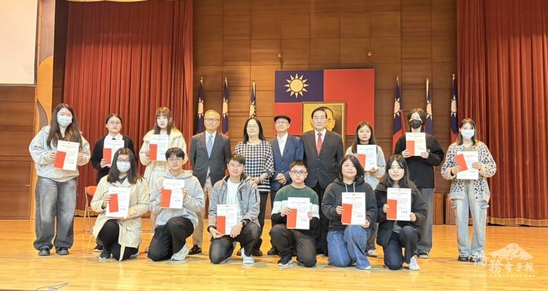 僑務諮詢委員林劉素花伉儷（後排左5、左6）、吳新興（左4）、黃富源（右4）與學生合影