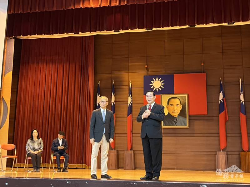 銘傳大學人文社會教育學院院長黃富源（右）致詞