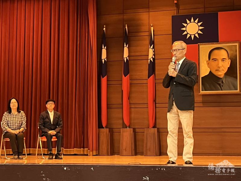 銘傳大學校務顧問吳新興（右）致詞