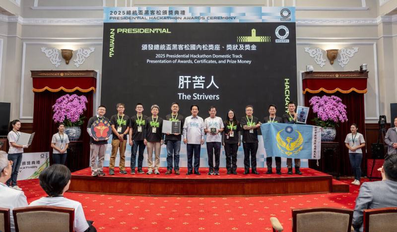 「肝苦人團隊」，共同研擬「冰與火之歌：飛騰熱血和智慧冷鏈」專案，以無人機冷鏈技術建構空中醫療物流，並獲得今年的總統盃黑客松卓越團隊獎肯定。（總統府提供）