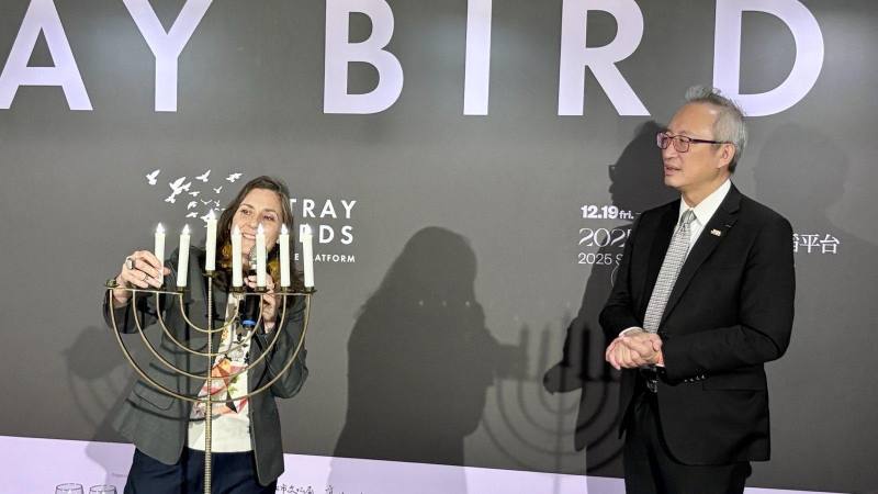 外交部政務次長吳志中（右）與駐台北以色列經濟文化辦事處代表游瑪雅（Maya Yaron，左）進行點燈儀式