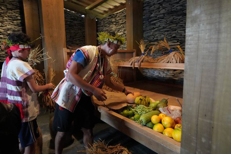 南投縣久美國小重現布農族卓社群感恩祭，於完工的家屋進行進倉儀式