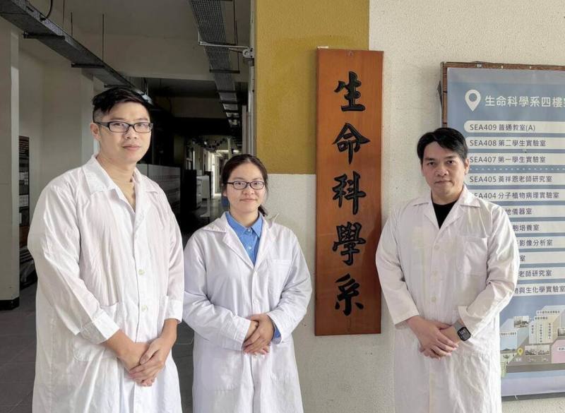台東大學生命科學系教授李俊霖（右1）實驗室研發團隊長期致力於紅麴的安全性與功能性研究，獲得國家新創獎－學術創新獎。（台東大學提供）